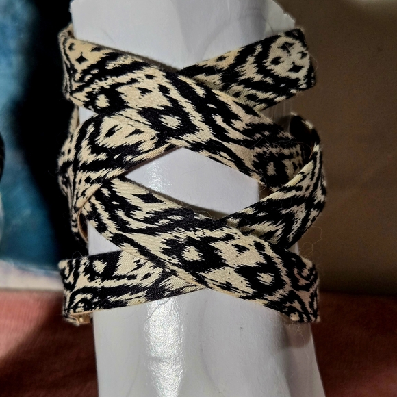 Stylish Black and White Wedge Sandals - Picture 5 of 11